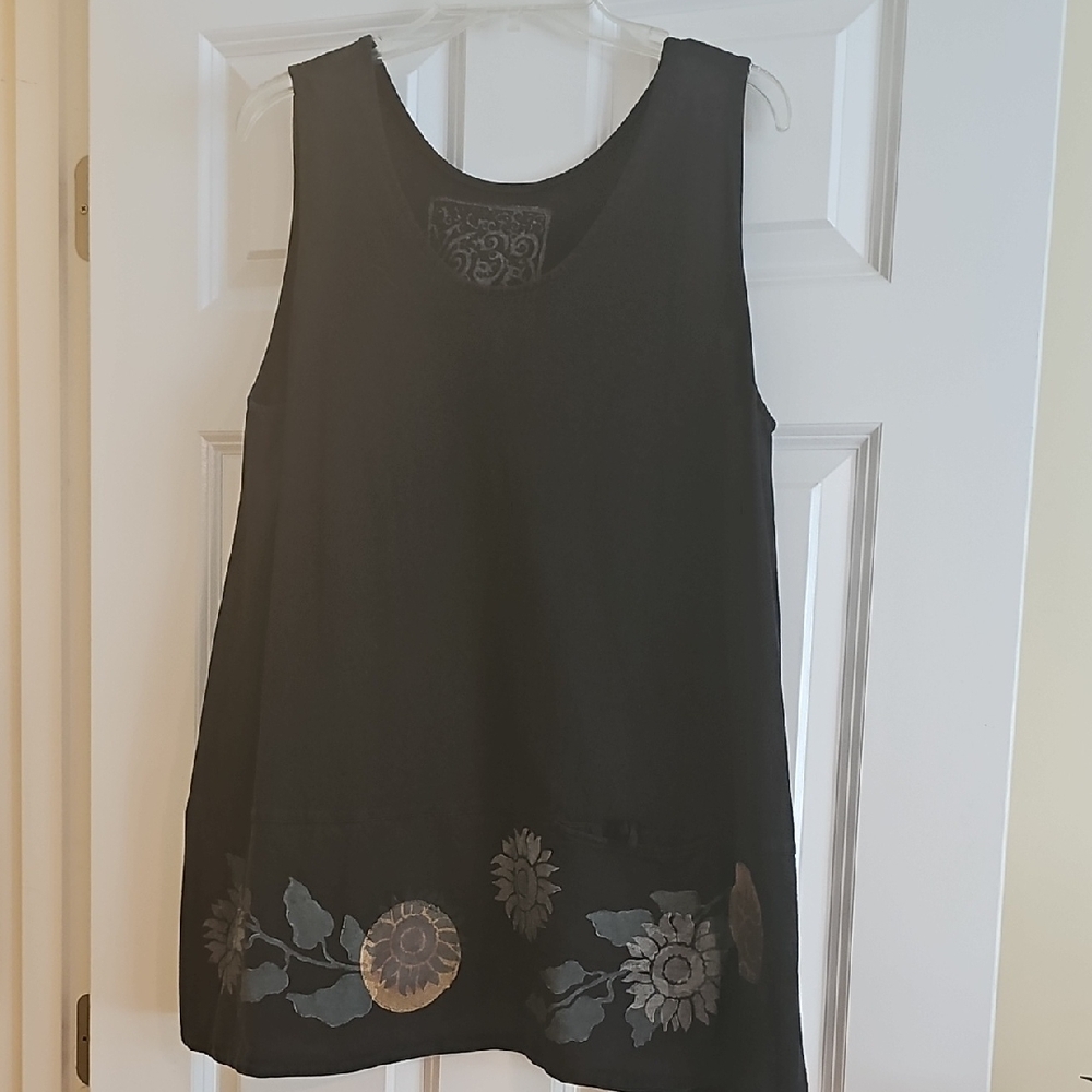 Elegant Black Sleeveless Top with Floral Design